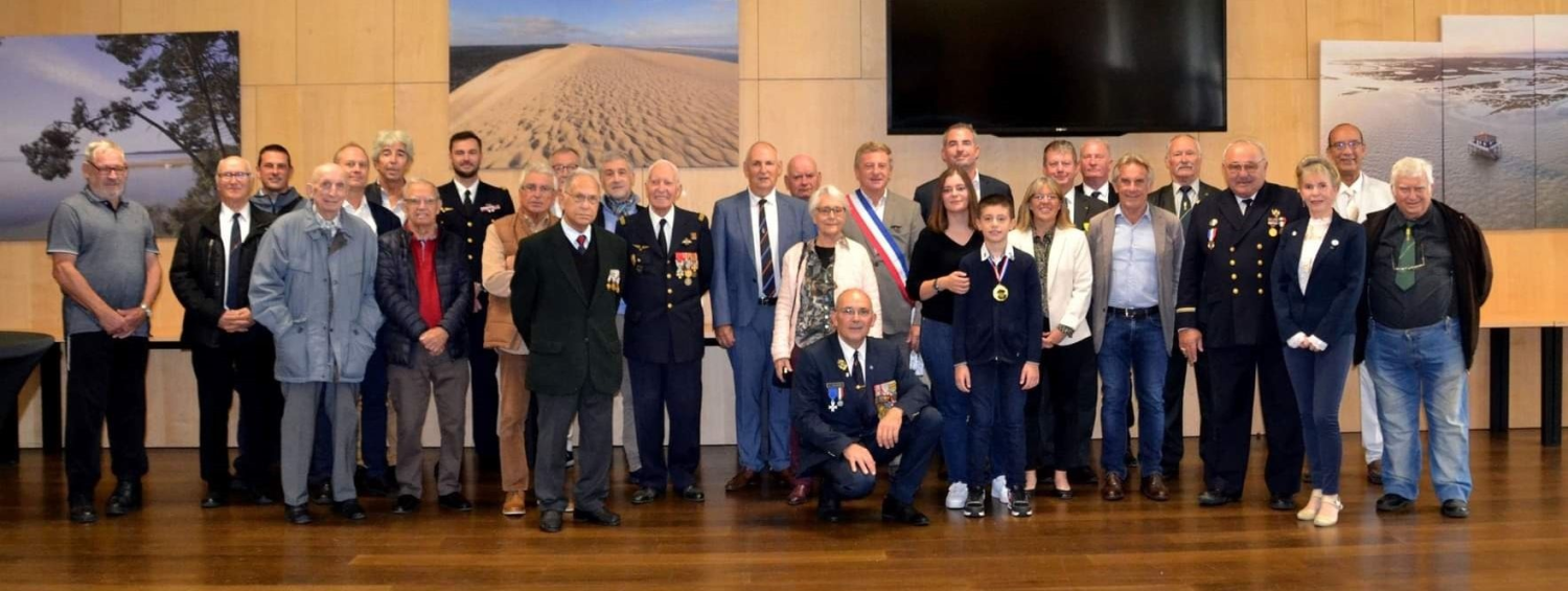 Rafael centre droit, accroupi à sa droite son grand-père Jacques Lalanne, derrière lui sa mère et Patrick Davet